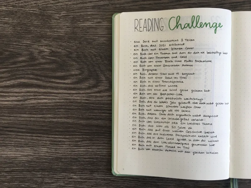 Handgeschriebene Reading-Challenge-Liste mit Buchaufgaben für 2021