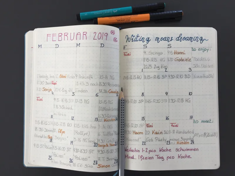 Monatsuebersicht Februar 2019 als Kalenderraster mit bunten Eintraegen und Lettering
