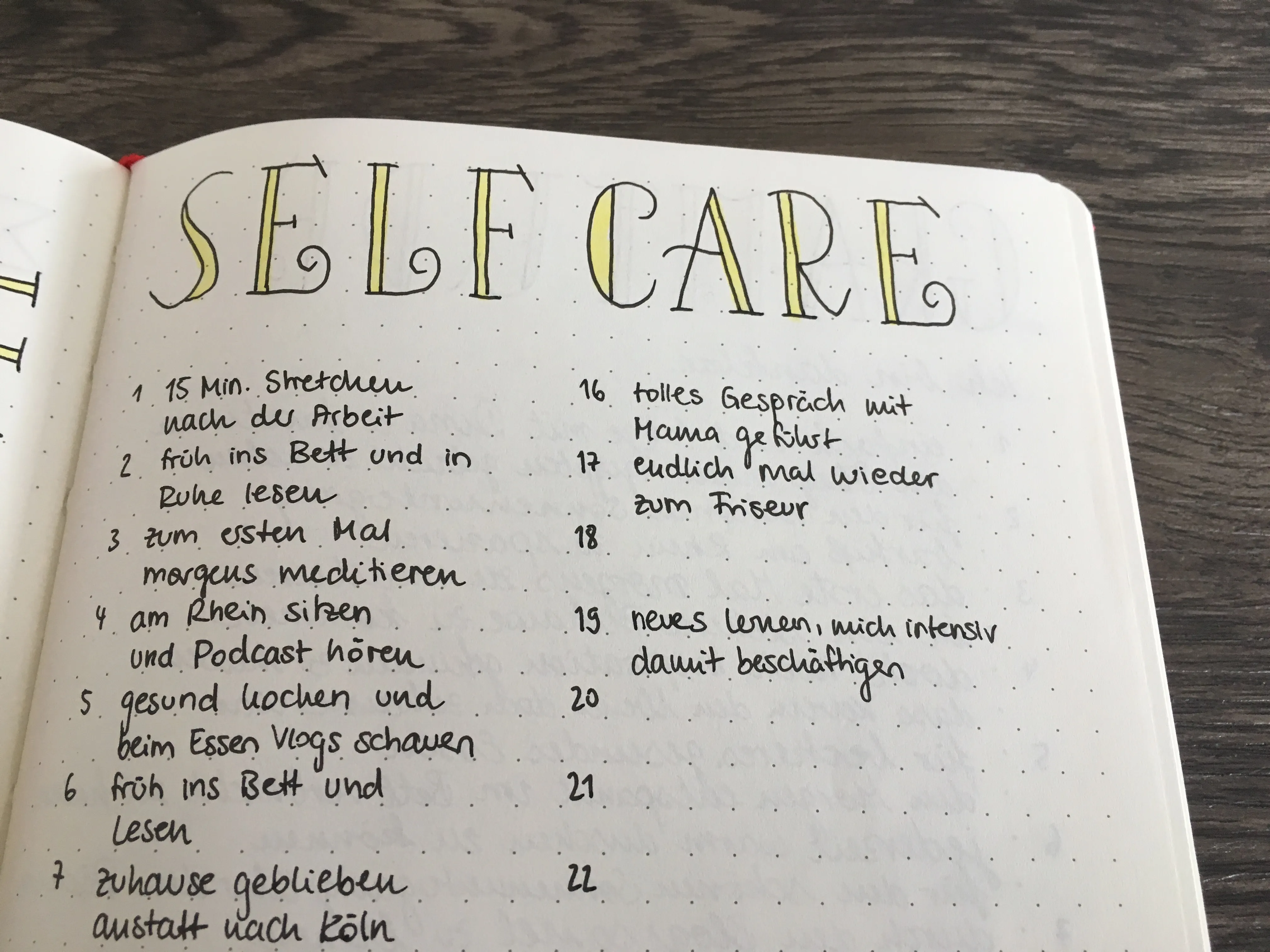 Self Care Seite mit gelbem Lettering und nummerierten Selbstfürsorge-Ideen