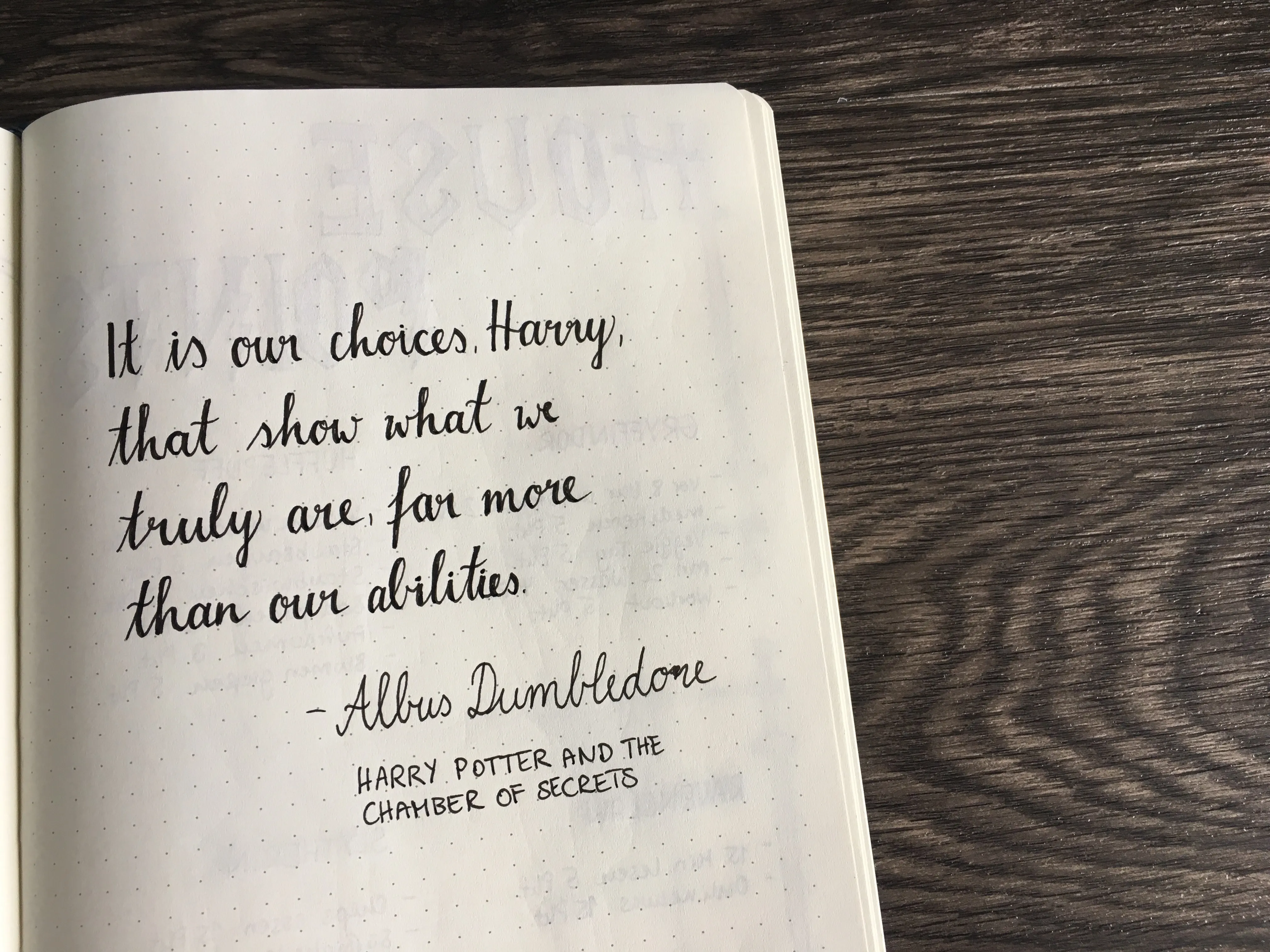 Handgelettertes Dumbledore-Zitat It is our choices auf punktiertem Notizbuchblatt