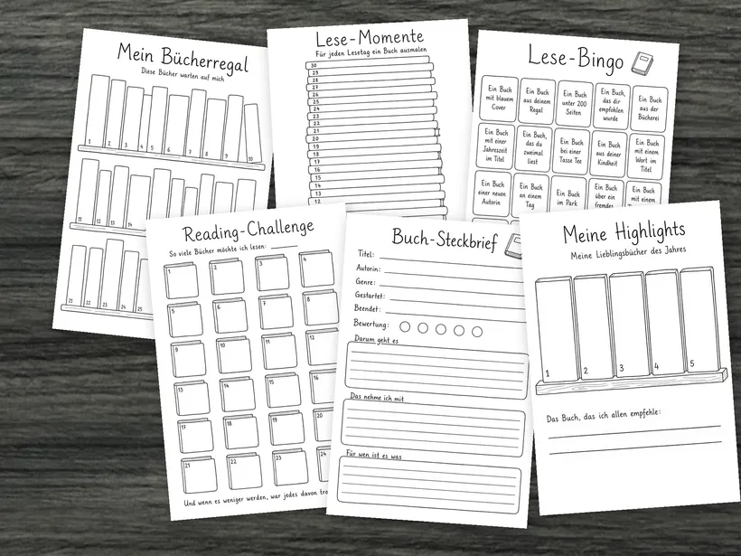 Sechs Vorlagen des Bücher-Sets, leicht gedreht und überlappend auf dunklem Holz ausgelegt: Mein Bücherregal, Lese-Momente, Lese-Bingo, Reading-Challenge, Buch-Steckbrief und Meine Highlights.