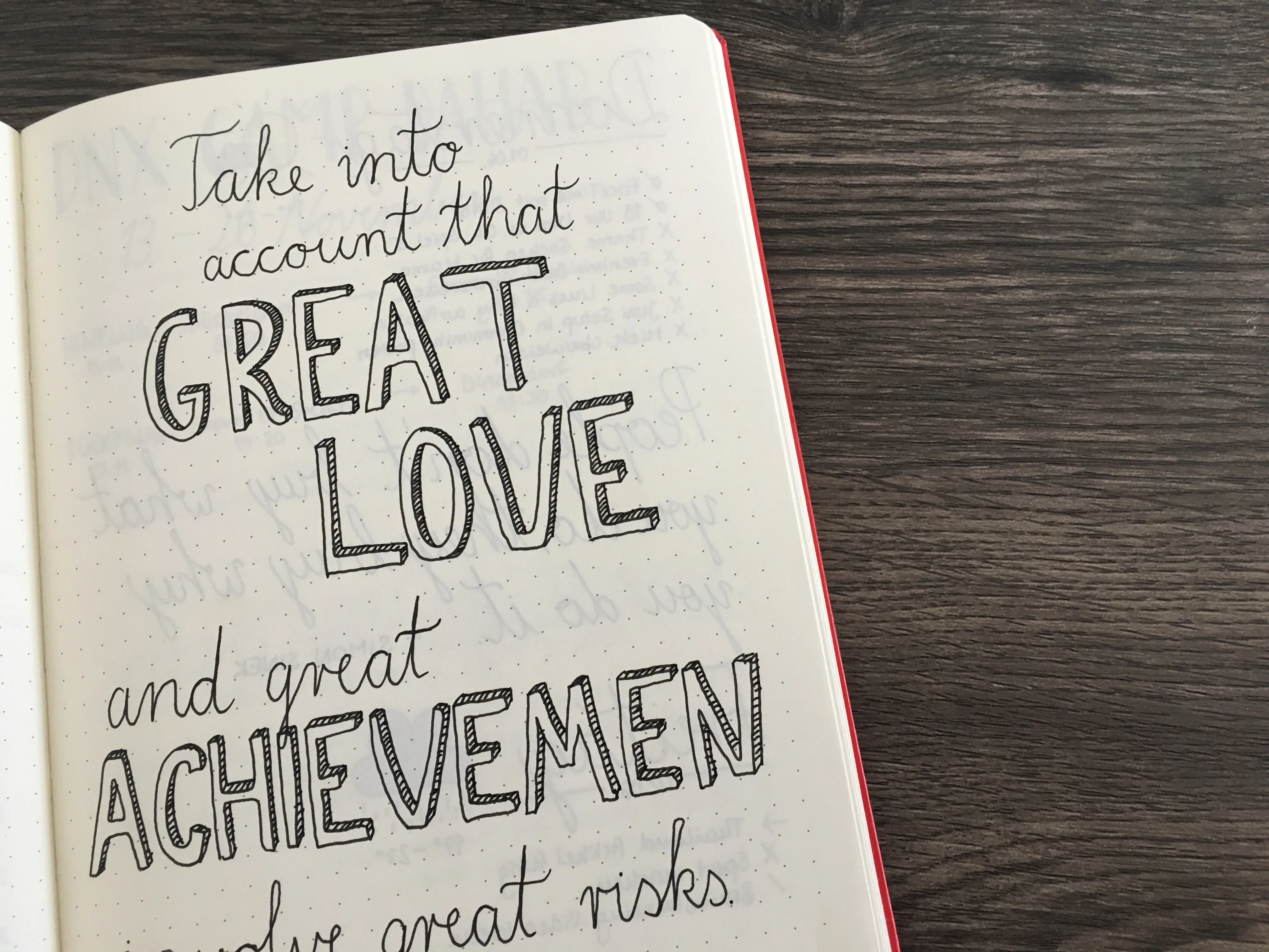 Handgelettertes Zitat great love and great achievement mit fehlendem Buchstaben